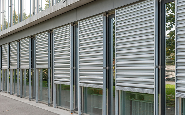 //www.barbeystores.ch/wp-content/uploads/2020/05/Fenster-und-Fassade-Sicherheitsfaltladen-STOBAG.jpg